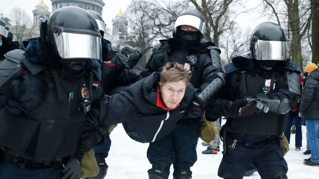 Russia arrests 350 protesters demanding Navalny's
release 1