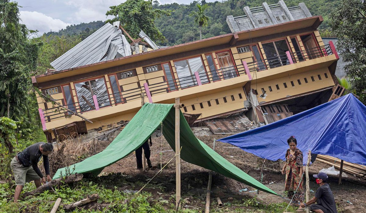 Businesses reopen as searchers dig in Indonesia quake
rubble 1