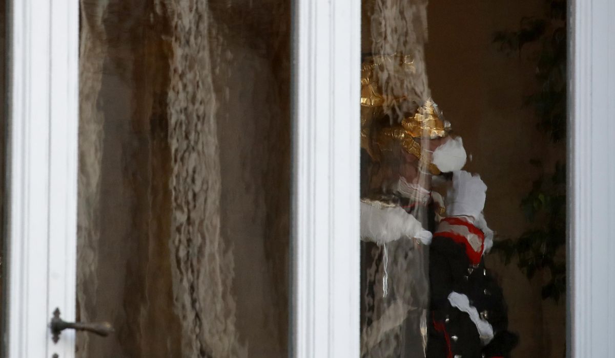 Italian president opens talks to resolve political
crisis 1