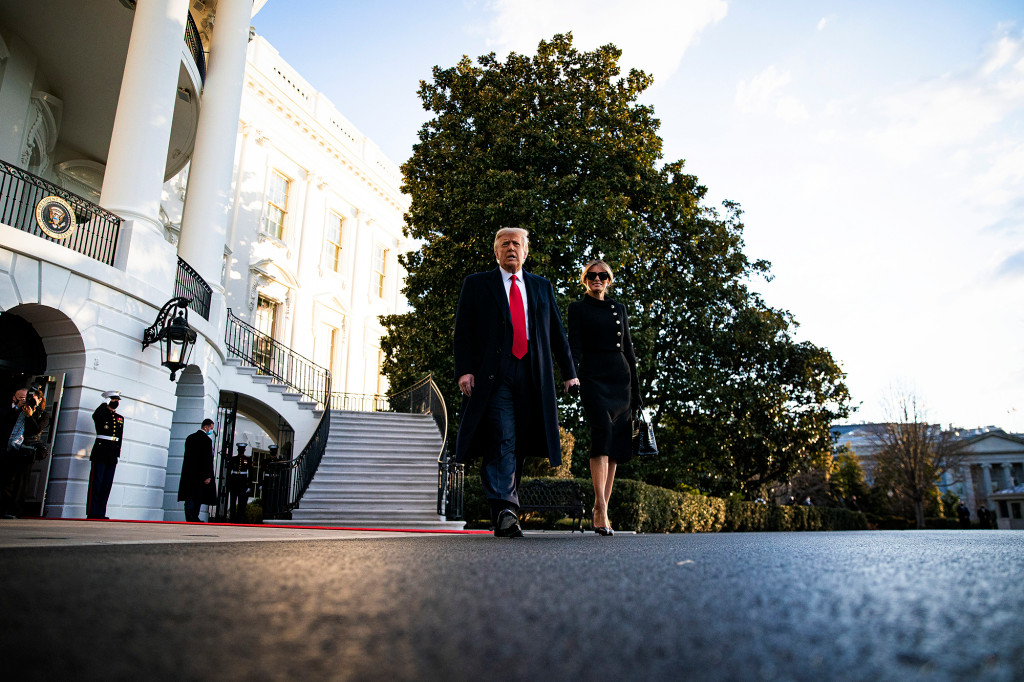 Trump leaves note for Biden in Oval Office, keeping with
tradition 1