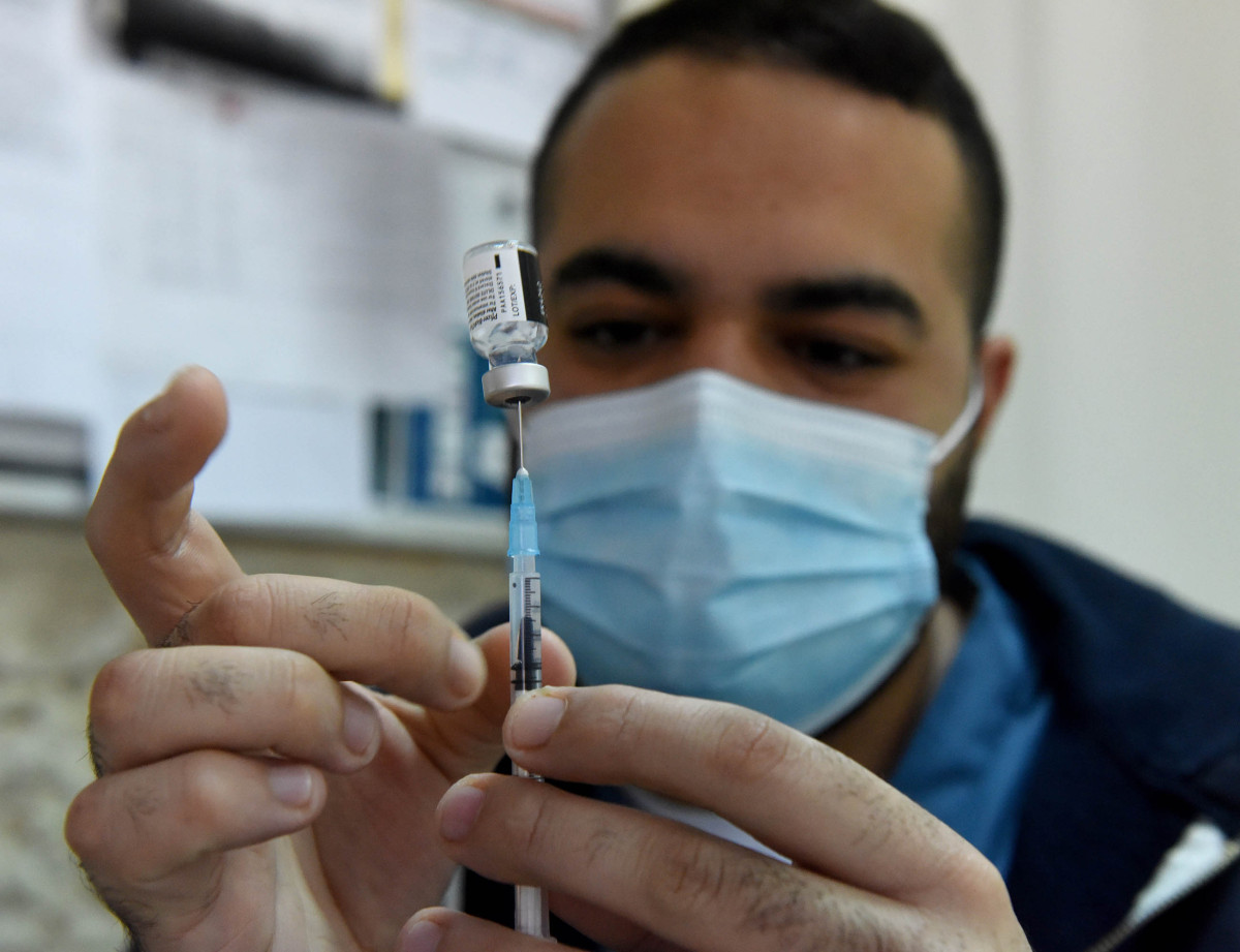 Mass COVID-19 vaccinations accomplish more than targeted
vaccine roll outs 1