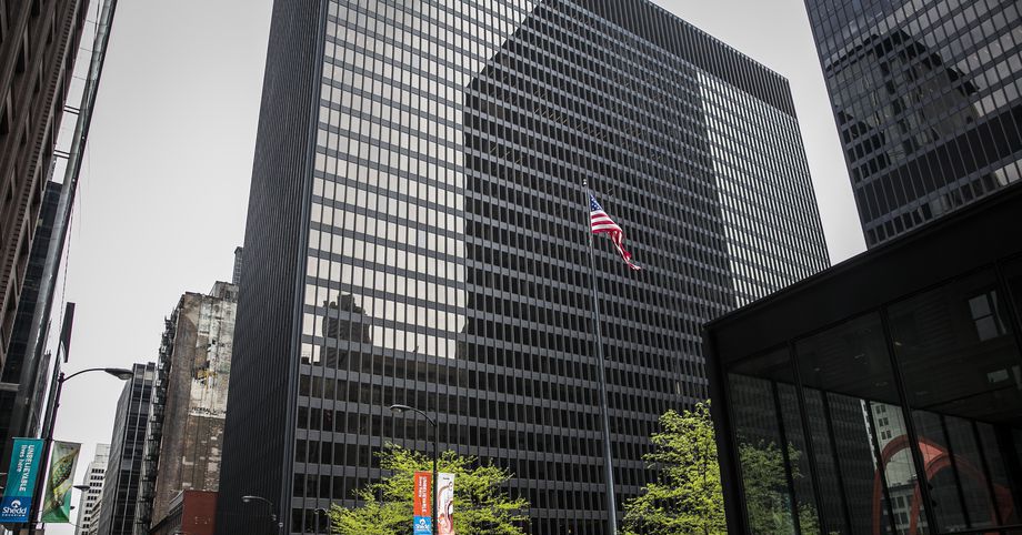Chicago police officer charged in gambling case with Casey
Urlacher ordered into jail 1