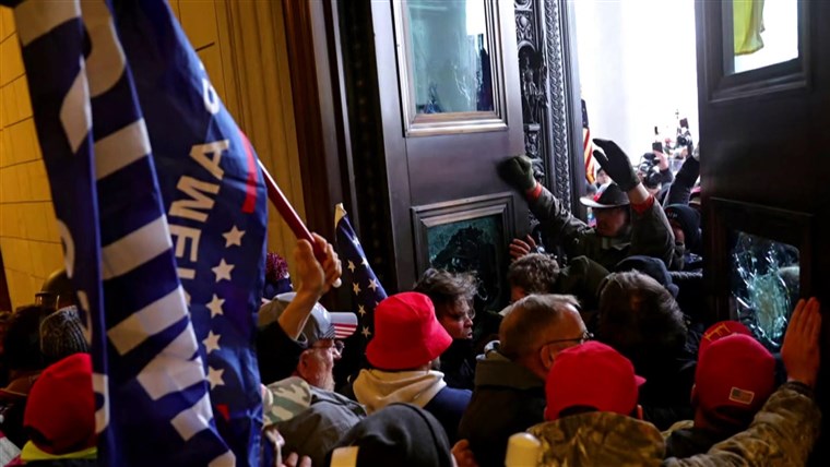 FBI identifies more than 400 suspects in Capitol
riot 1