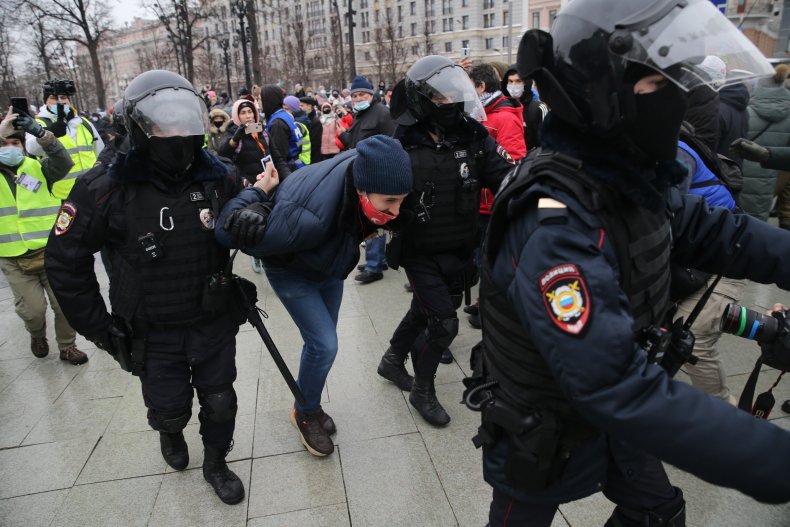 Video Shows Elderly Russian Woman Pushed to Ground by Police
During Protests 1