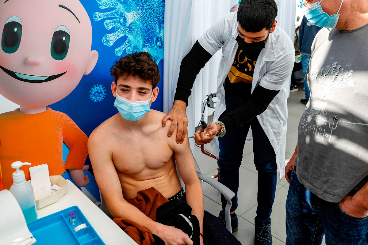 Teenagers now receiving COVID-19 vaccine in Israel 1