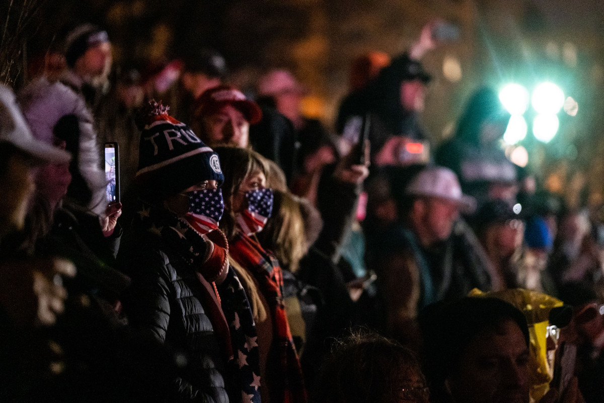 Protesters clash with DC police on eve of Trump
rally 1