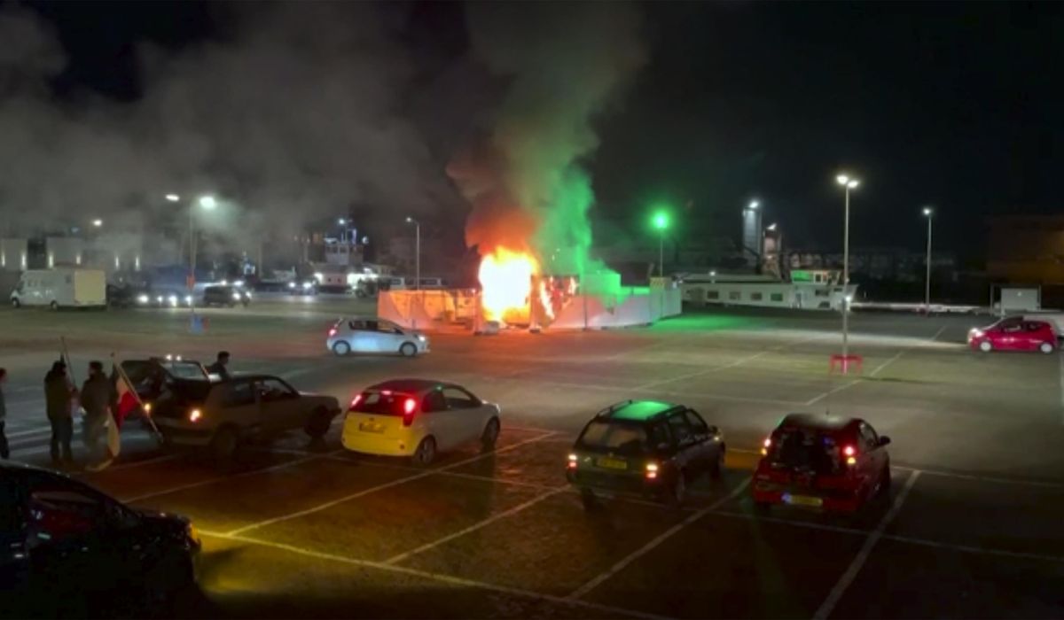 Dutch politicians condemn weekend rioting as curfew
started 1