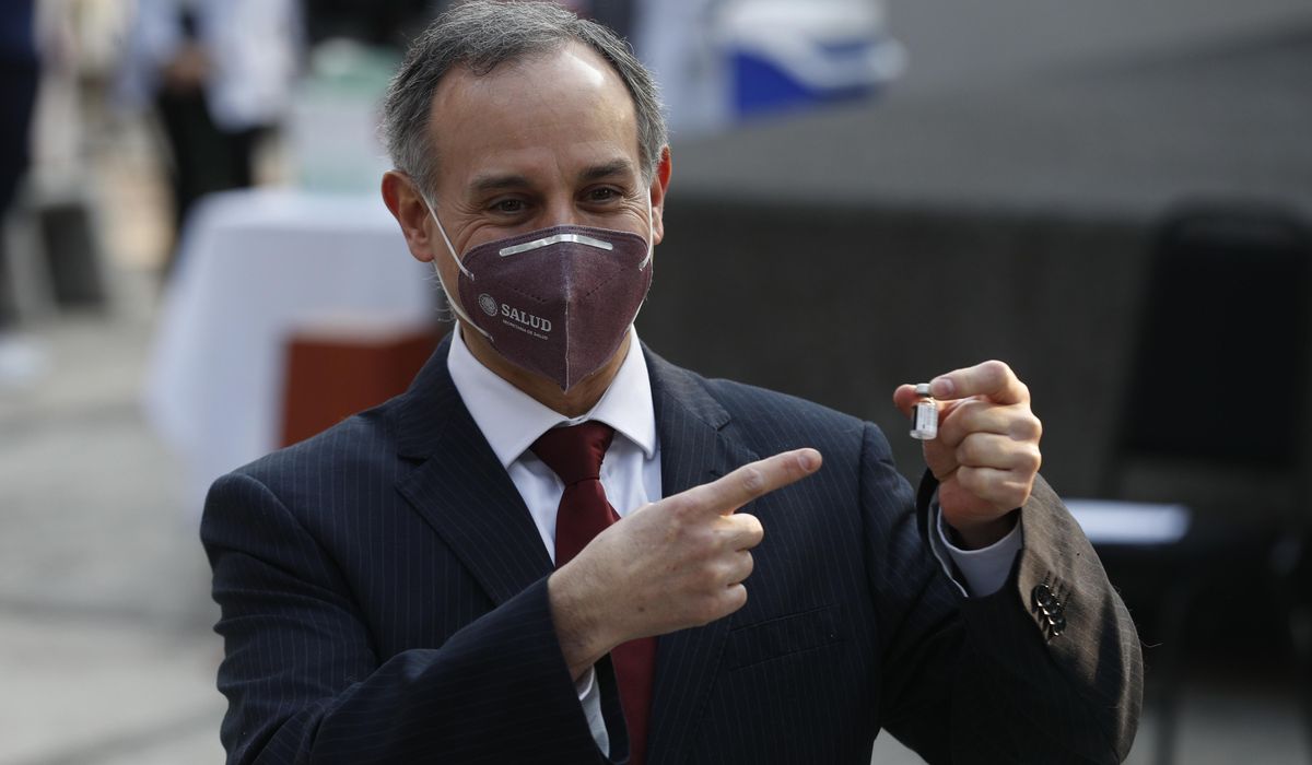 Mexico's point-man on coronavirus seen vacationing,
maskless 1