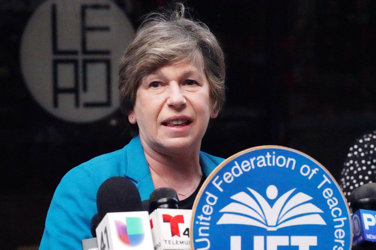 NY teachers union head praises NYC’s troubled reopening of
schools 1