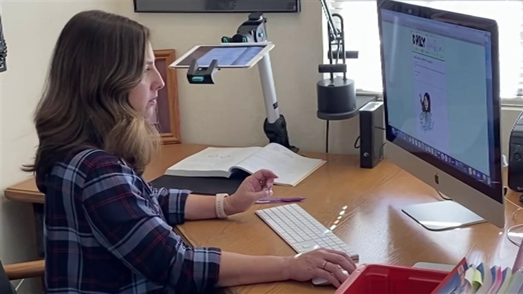 Schools face a substitute teacher crisis. These districts
are getting creative to fix it. 1