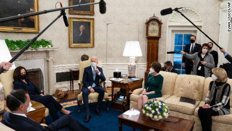 White House awaits GOP response to follow-up from Oval
Office Covid relief meeting 1