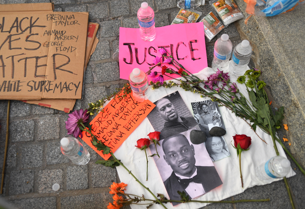 Minneapolis to pay social media influencers to fight
misinformation during trial of officers charged with killing George
Floyd 1