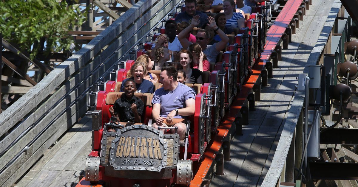 Six Flags plans to reopen Illinois parks this spring, hire
4,000 workers 1
