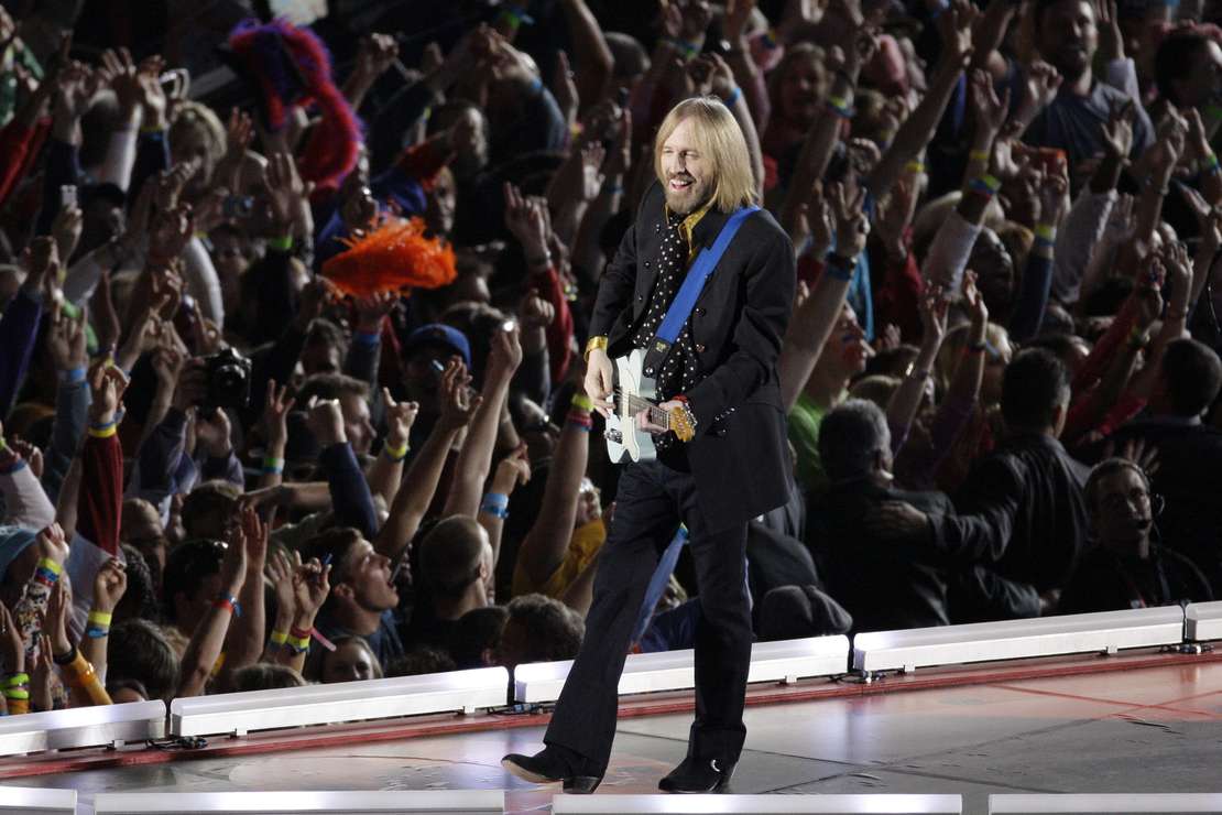 Five Great Classic Rock Moments in Super Bowl Halftime
History 1