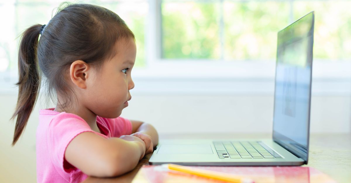 How parents can manage kids’ screen time as the COVID-19
pandemic drags on 1