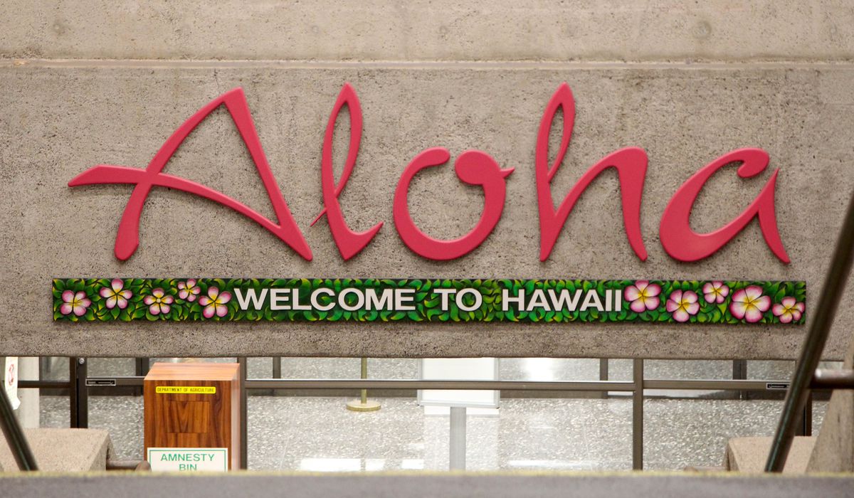 2 tourists tried to bribe Hawaii airport worker with $3,000
to dodge COVID quarantine, authorities say 1