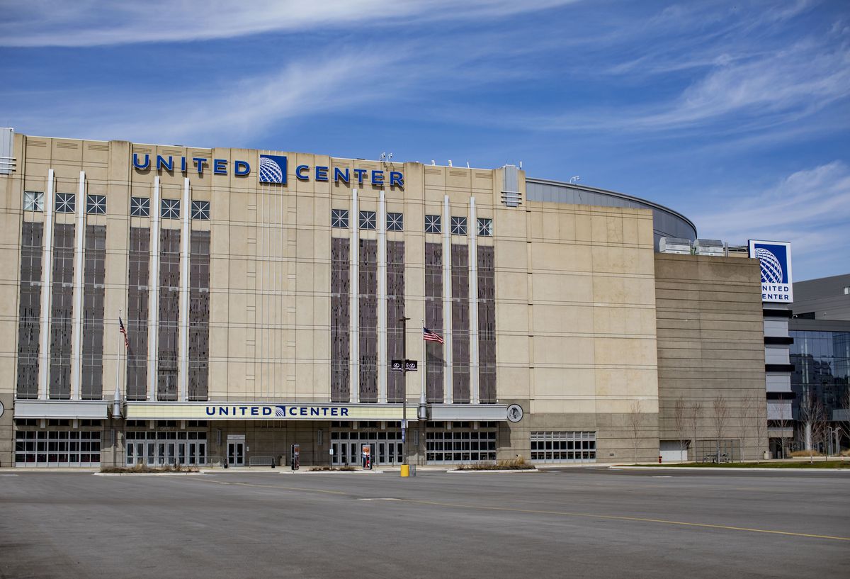 White House says United Center parking lot could distribute
up to 6,000 doses of COVID-19 vaccine per day 1 White House says United Center parking lot could distribute
up to 6,000 doses of COVID-19 vaccine per day 1