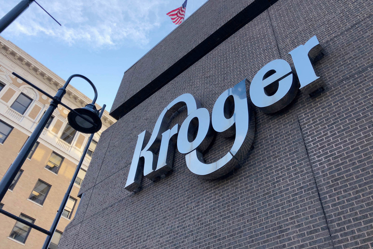 Kroger offers workers $100 bonus to get COVID-19
vaccine 1