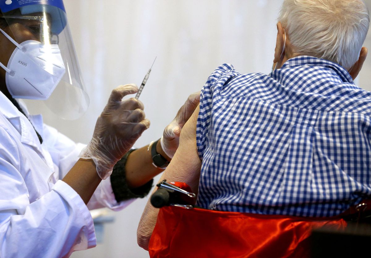 Far fewer COVID-19 deaths in Illinois nursing homes, where
residents and workers were prioritized for vaccination 1
