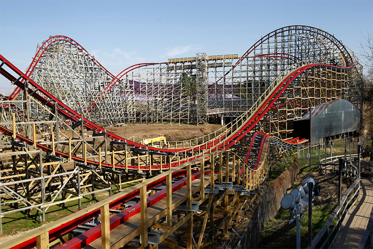 Six Flags to open all parks and hire thousands of
employees 1
