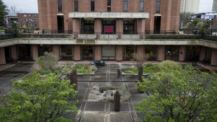 UMass Amherst RA union votes ‘no confidence’ in
administration’s efforts to protect students from COVID-19
outbreaks 1