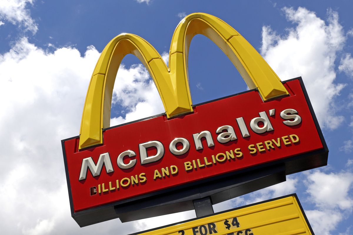 Arkansas police officer shot by kidnapping suspect at
McDonald’s 1