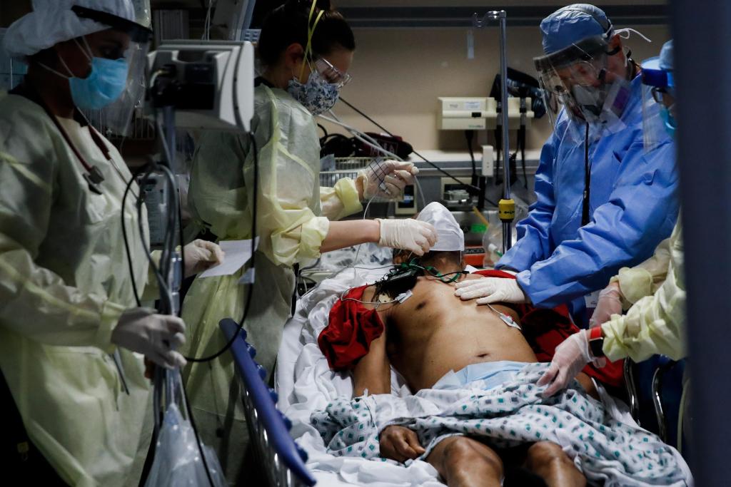 America’s pandemic toll: In one year, half a million lives
lost to COVID-19 1