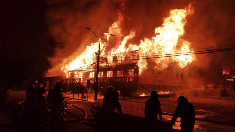 Police shooting sets off fiery protests in southern
Chile 1