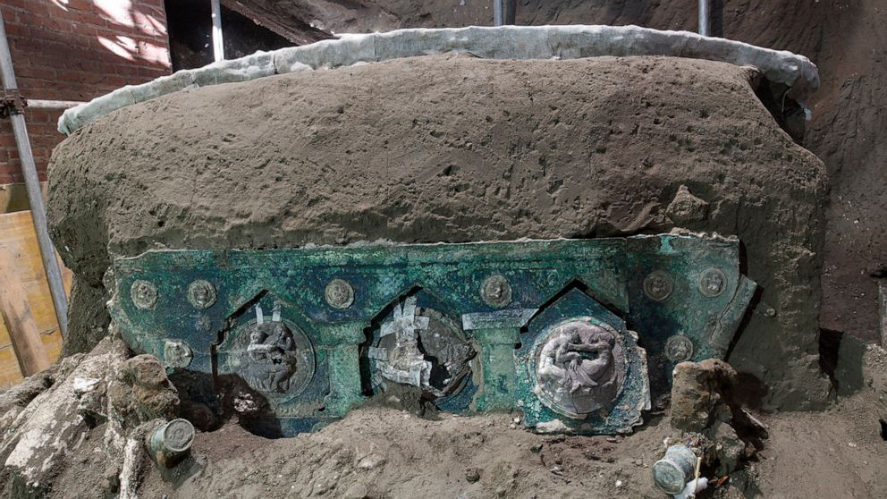 Archeologists find intact ceremonial chariot near
Pompeii 1
