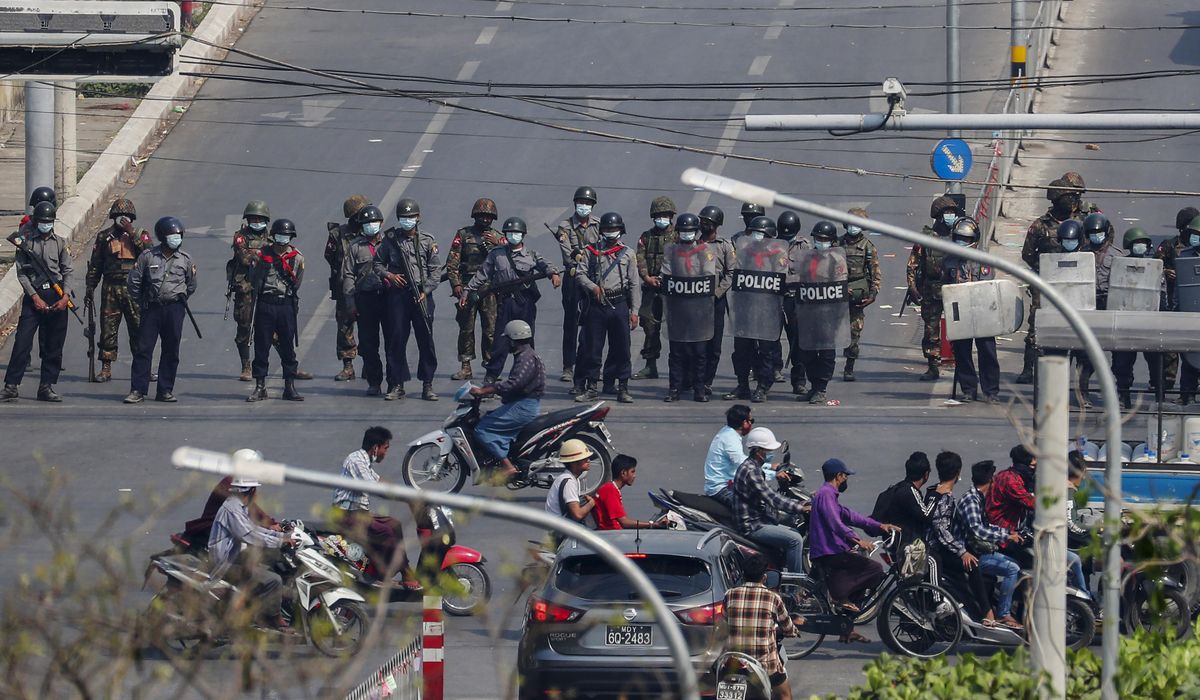 Myanmar police deploy early to crank up pressure on
protests 1