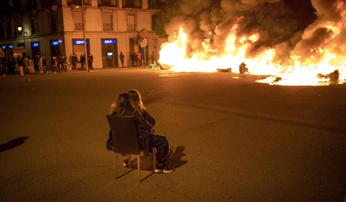 Spain: Peaceful protests for jailed rapper see more
clashes 1
