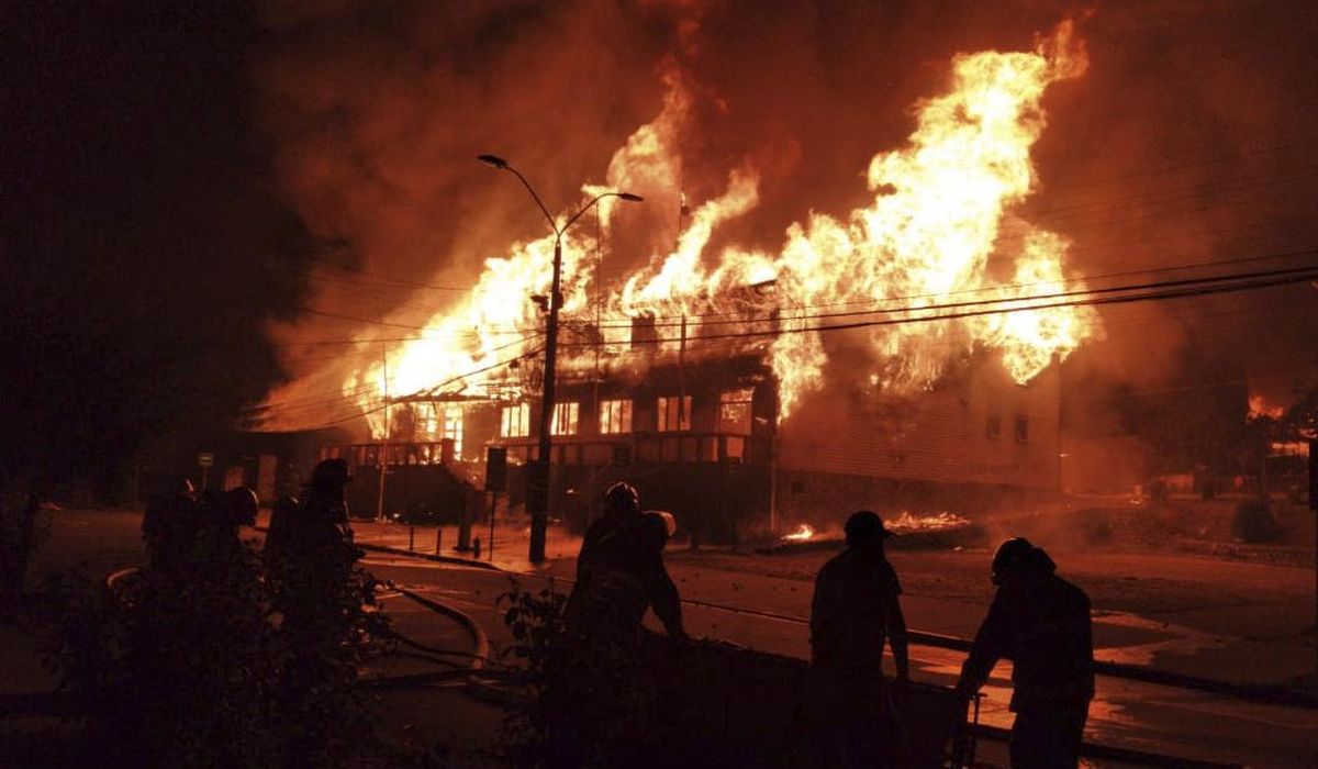 Police shooting sets off fiery protests in southern
Chile 1