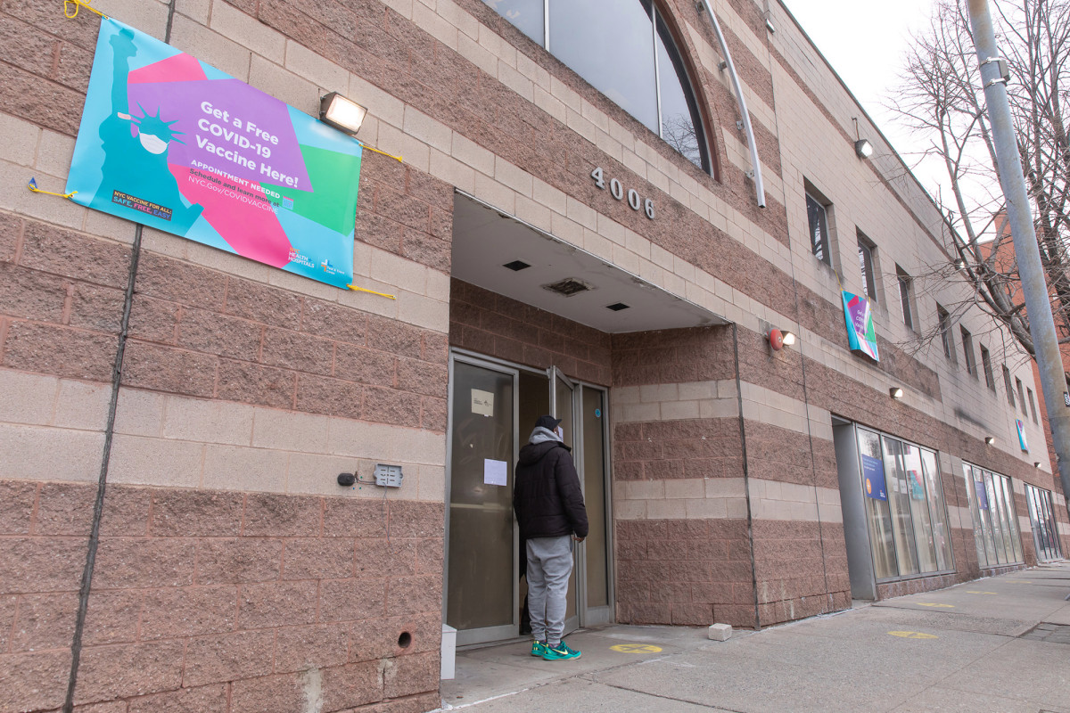 Some New York COVID-19 vaccination sites to close due to
snow 1
