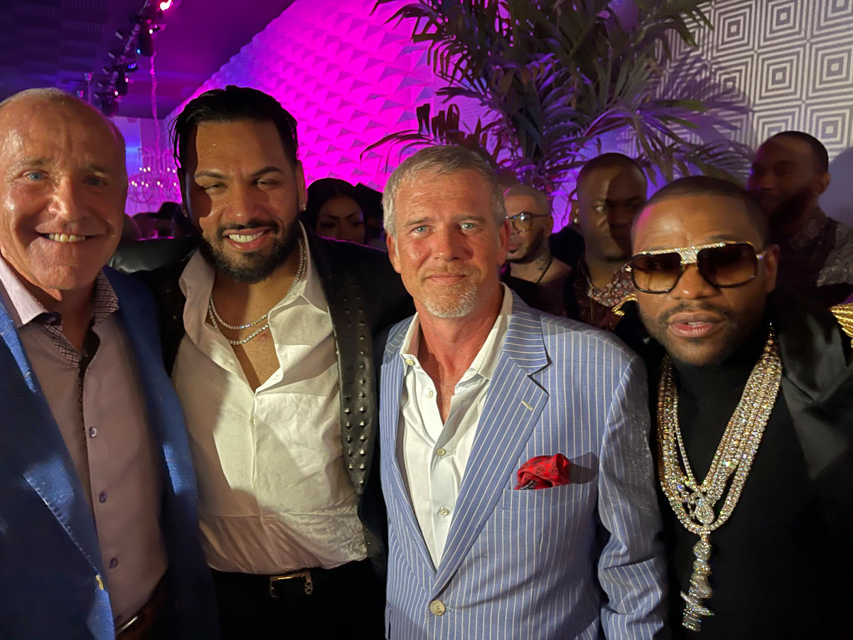 Joe Biden’s brother Frank parties maskless at Floyd
Mayweather’s birthday 1