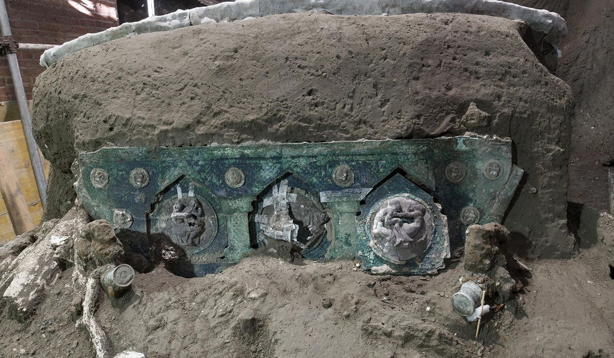Archeologists find intact ceremonial chariot near
Pompeii 1