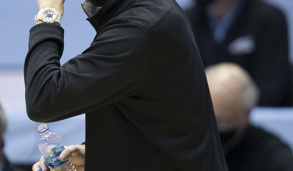 Louisville's Mack: 'Not a good look' going maskless in
video 1