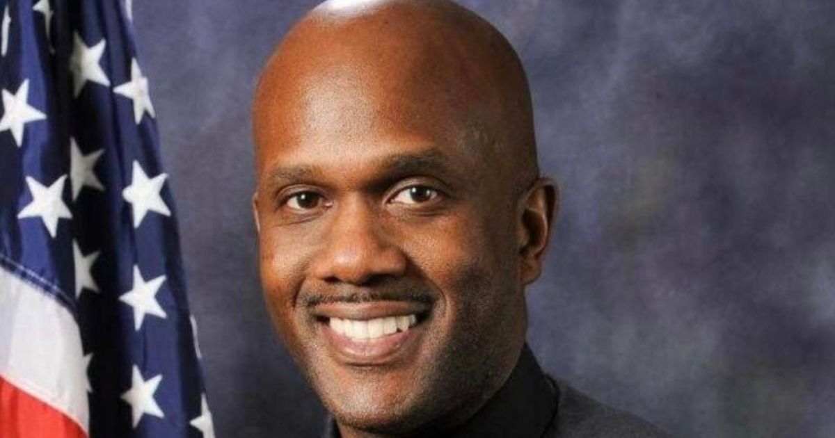 Cop fired, allegedly supplied BLM protesters with intel on
other officers 1