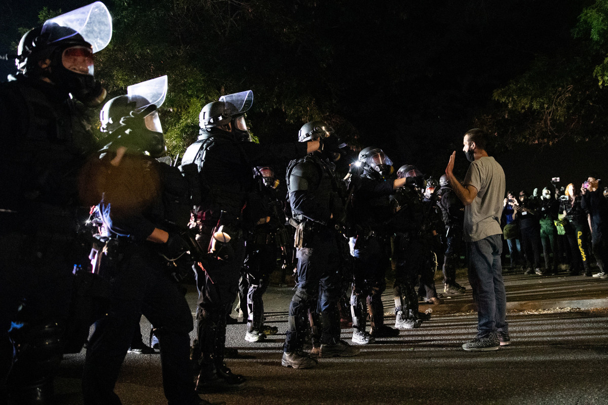 Portland protesters smash businesses as locals scream at
them to ‘go home’ 1