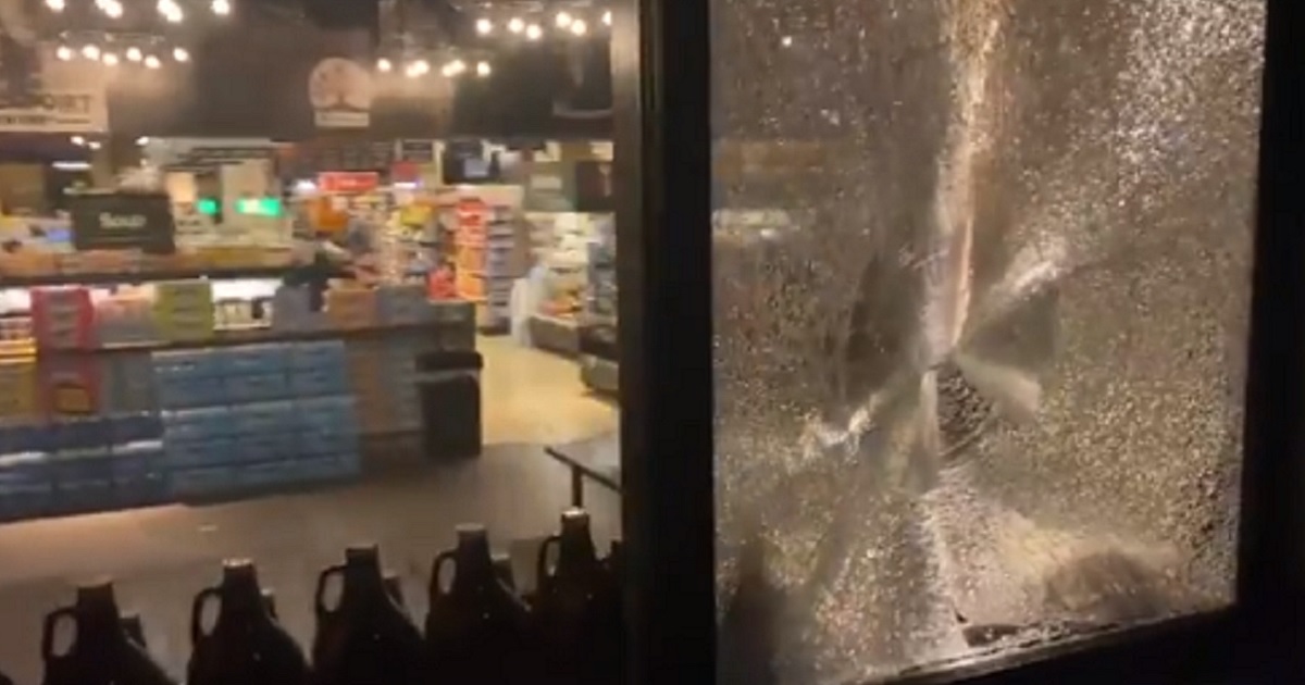 Anti-ICE rioters smash up downtown Portland in response to
Biden's child-migrant facilities 1