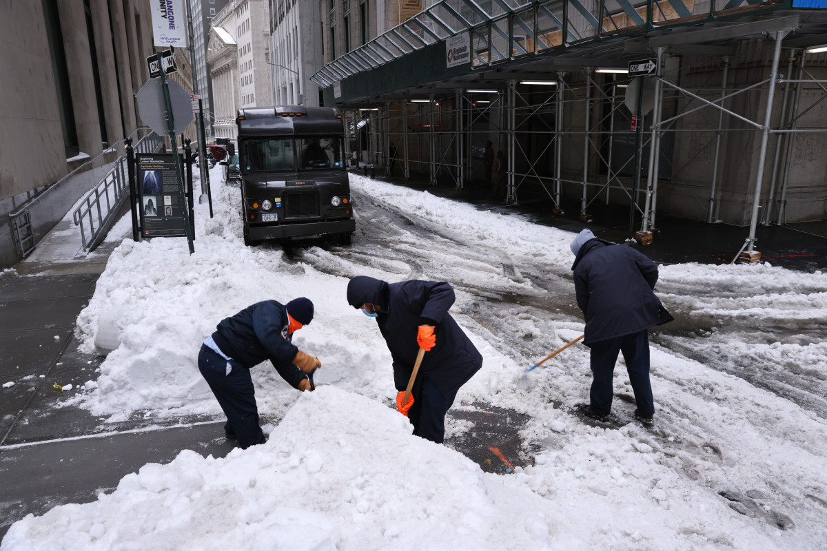 Snowstorm pushes NYC to cancel specialized high schools
exam 1