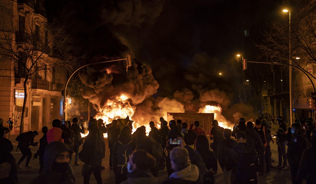 Spanish PM censures rioting in split with coalition
partner 1