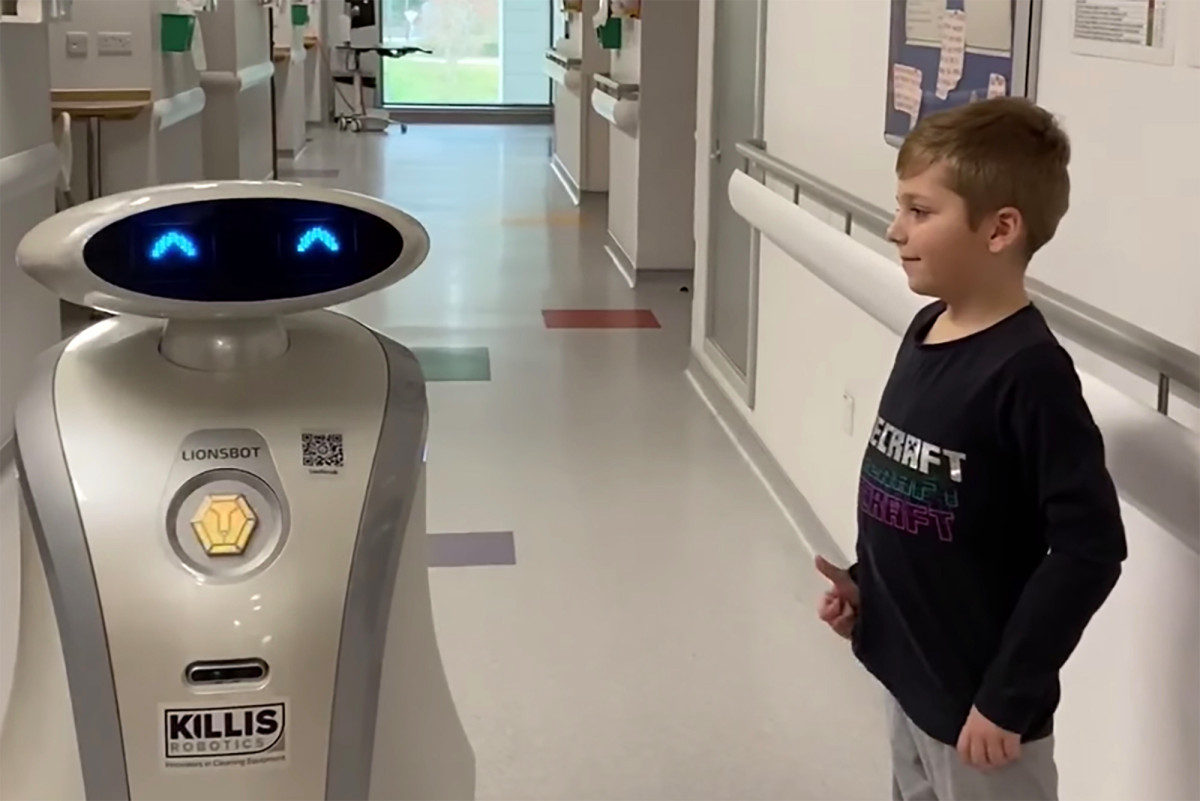 This cleaning robot could help fight COVID-19 — and tell
jokes 1