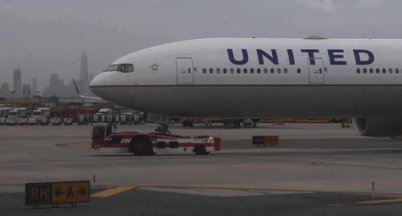 Man Says United Removed Him From Flight to Super Bowl for
Wearing Special Mask 1