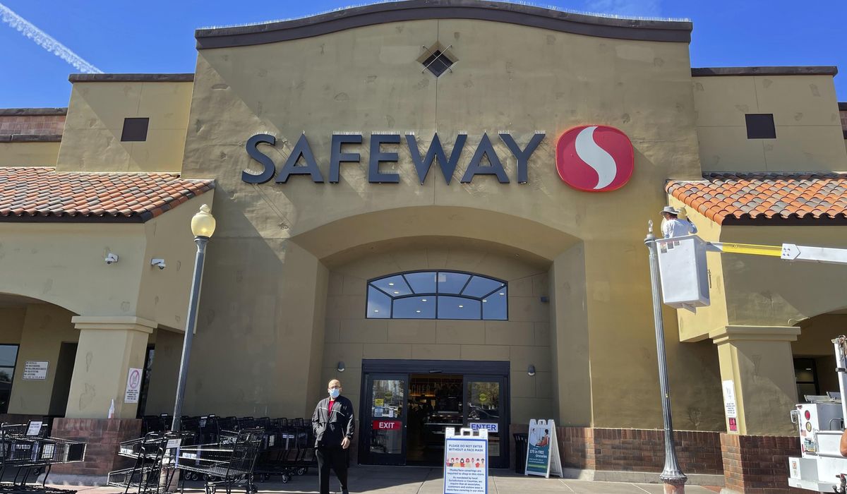 Survey: Arizona grocery workers fret about unmasked
shoppers 1