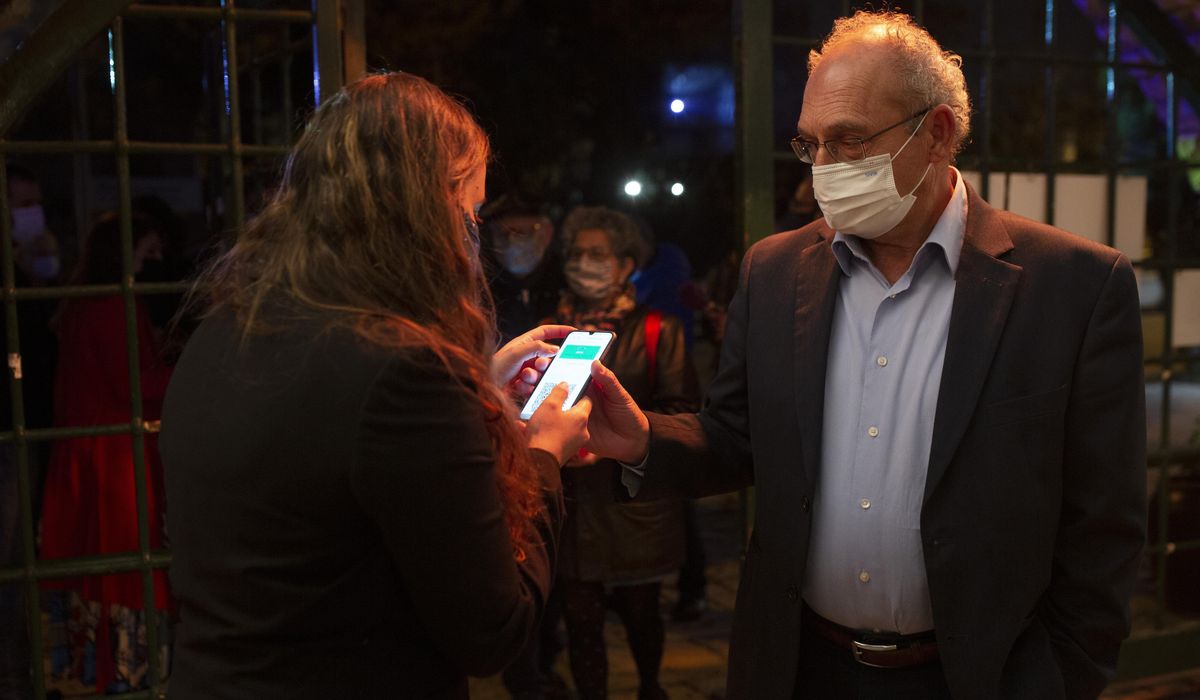 Vaccination 'passports' may open society, but inequity
looms 1