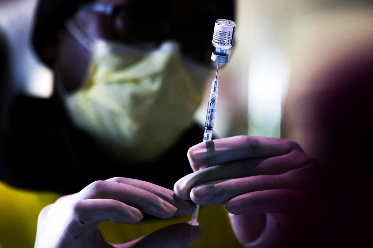Correction officer files suit over mandatory COVID-19
vaccination 1