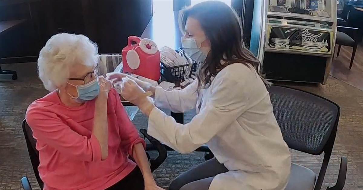Pharmacist delivers Covid-19 vaccination to her
grandparents 1