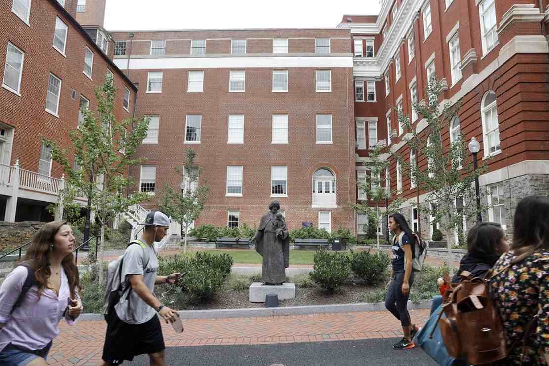 Georgetown Law Dean Grovels Before Black Activists
Protesting Shapiro 1