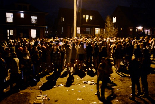 Huge University of Colorado party turns into riot; students
face expulsion 1