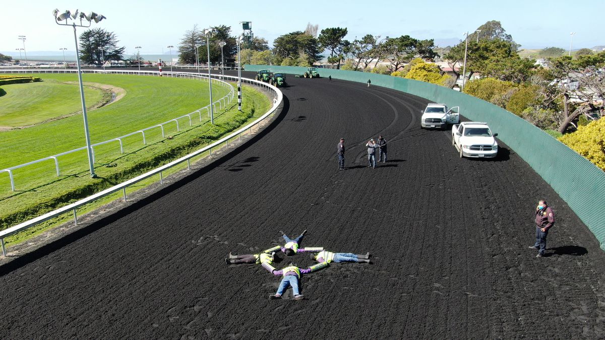 COVID vaccine site shut down for California horse racing
protest, 200 appointments canceled 1 COVID vaccine site shut down for California horse racing
protest, 200 appointments canceled 1
